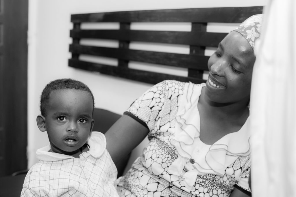 Photo of Angélique and her mother a day after surgery 